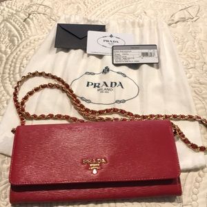 💗 Like new! Authentic Prada Wallet On Chain! 💗